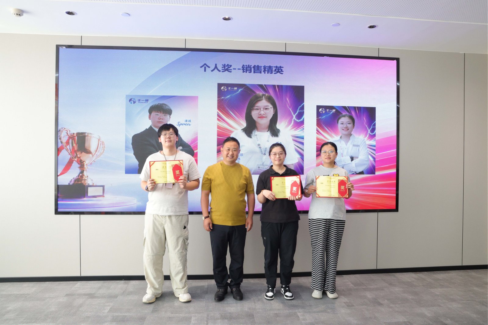 The company sales TOP 3 of the September 2026 Purchasing Festival PK — all from the Florescence Tire Division — receiving their awards in Qingdao